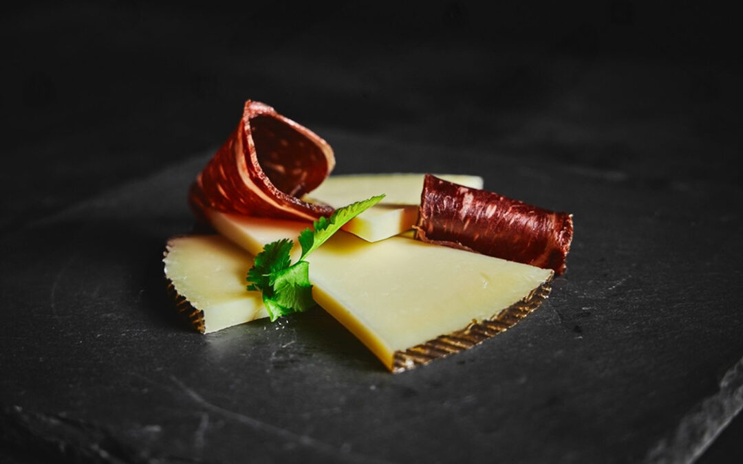 Cecina de León con queso curado de Valdeón y Pimientos del Bierzo